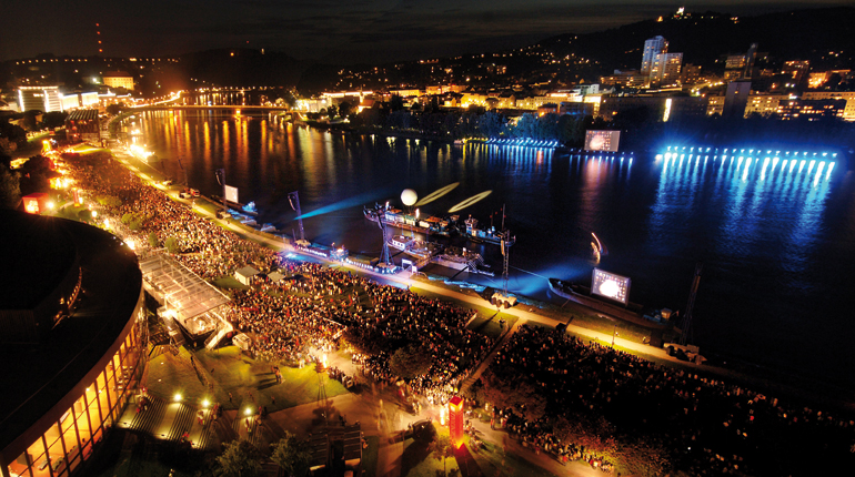 Bis zu 150.000 Zuschauer pilgern alljährlich zur Klangwolke in den Linzer Donaupark.