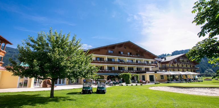 Golfbags, Reitsättel und Kräuterstempelmassagen: Willkommen im 4* S Hotel Gut Weissenhof in Radstadt