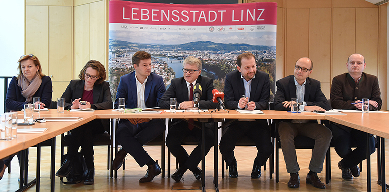 Die Stadtsenatsmitglieder (v.l.): Stadträtin Karin Hörzing, Stadträtin Eva Schobesberger, Vizebürgermeister Christian Forsterleitner, Bürgermeister Klaus Luger, Vizebürgermeister Bernhard Baier, Vizebürgermeister Detlef Wimmer und Stadtrat Markus Hein.