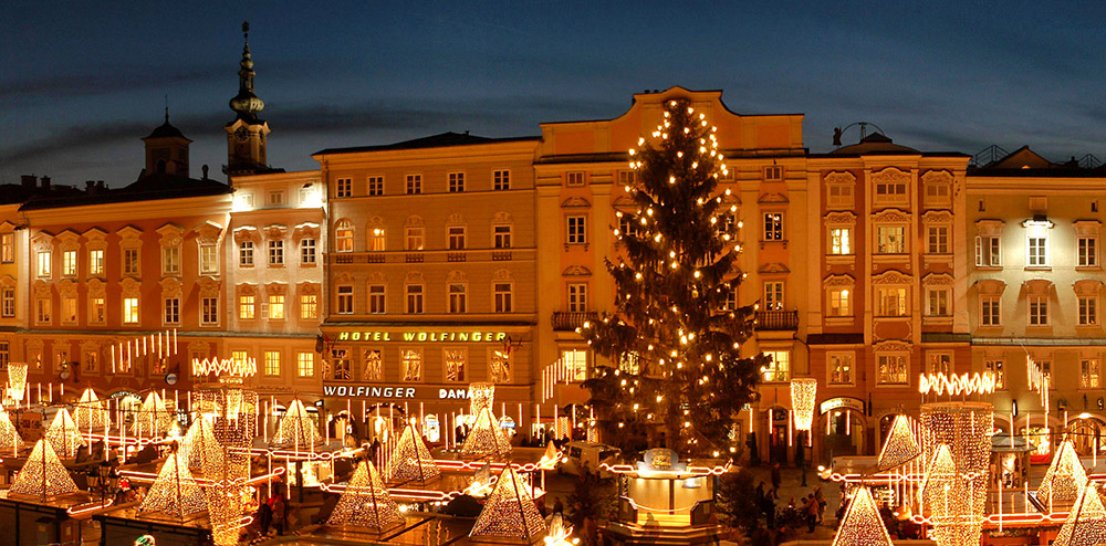 Ab Mitte November bis 24.12. findet  jedes Jahr der Weihnachtsmarkt am barocken Linzer Hauptplatz statt.