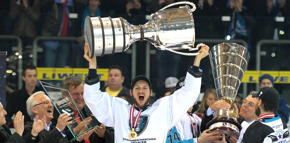 Philipp Lukas, mit dem Meisterpokal, EHC Liwest Black Wings Linz vs. EC KAC Finale 5