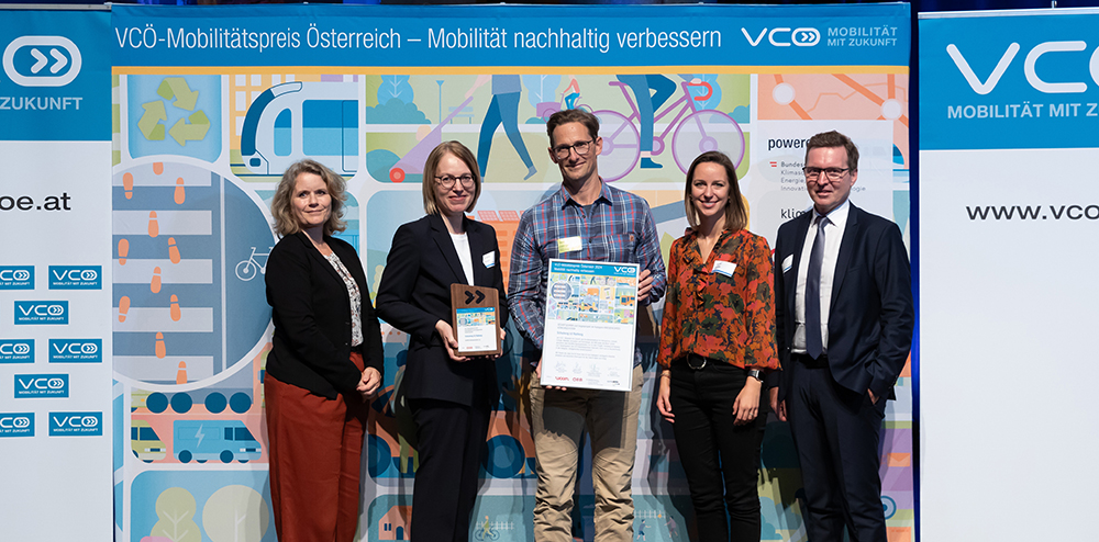 VC÷-Gesch‰ftsf¸hrerin Ulla Ramussen, Sektionsleiterin  Cornelia Breuﬂ (BMK) sowie Gesch‰ftsf¸hrer Alfred Loidl (÷sterreichische Postbus AG - rechts im Bild) und  Marketingleiterin Nicole Lunzer (woom, 2. von rechts) gratulieren David Eichinger (Bildmitte) als Vertreter des BG/BRG Ramsauerstraﬂe Linz zum Gewinn des renommierten VC÷-Mobilit‰tspreises ÷sterreich 2024.