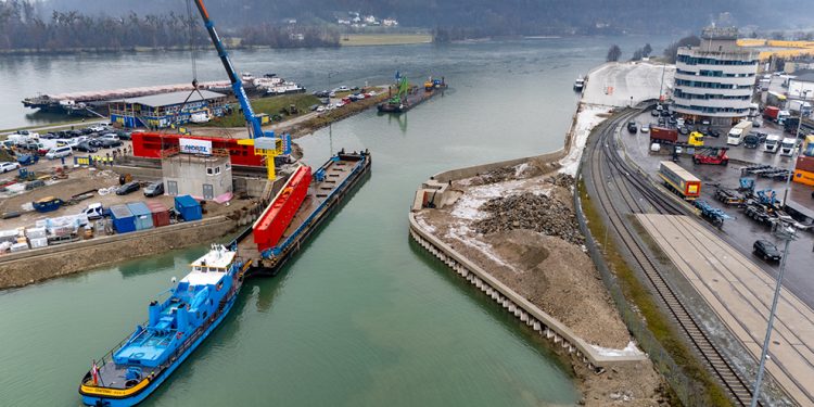 Luftaufnahme - Einheben Hafentor. Anlässlich eines Pressetermins der LINZ AG zum Thema ‚Einheben des Hafentors‘ im Rahmen des Jahrhundertprojekts ‚Hochwasserschutz Hafen Linz‘ aufgenommen am 8. Jänner 2025.